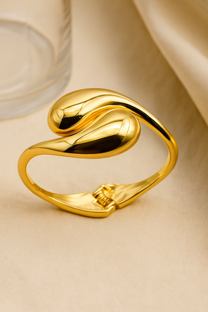 Sculpted Gold Teardrop Bracelet for Women – Modern Luxury Jewelry