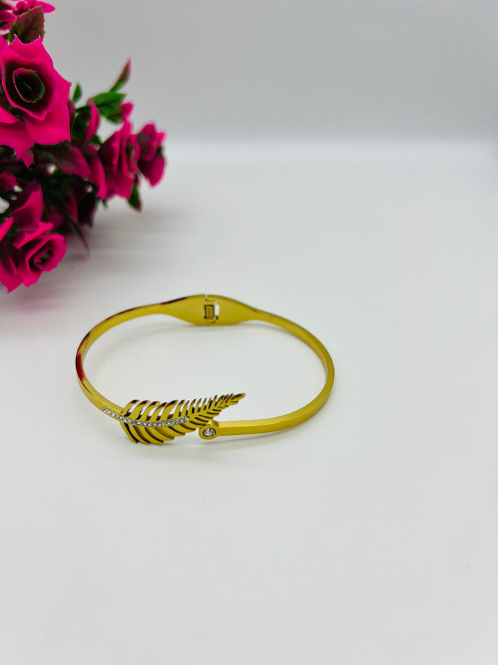 Daisy Flower Bangle Bracelet - Gold Floral Cut-Out Design