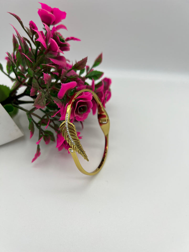 Daisy Flower Bangle Bracelet - Gold Floral Cut-Out Design