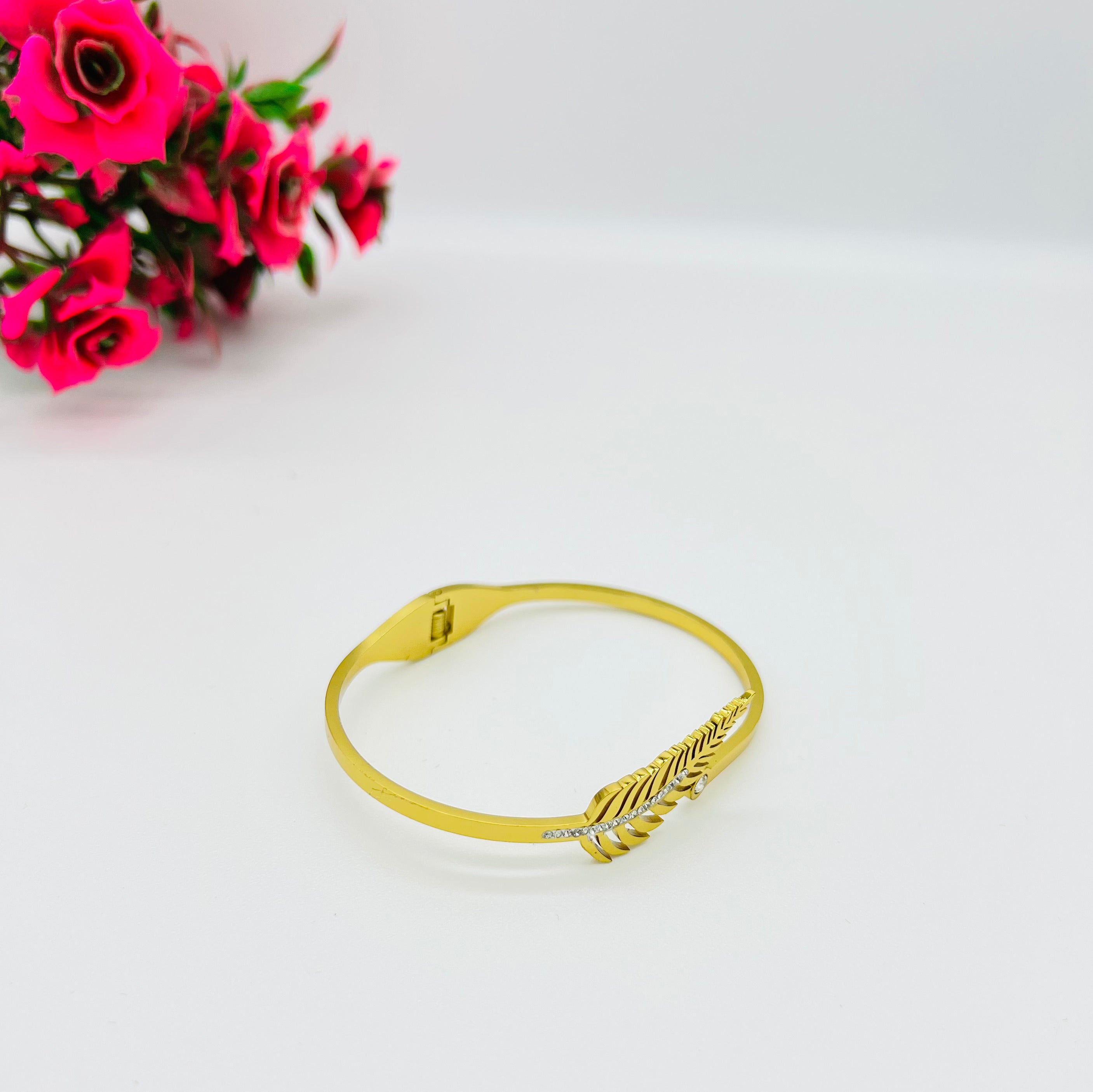 Daisy Flower Bangle Bracelet - Gold Floral Cut-Out Design
