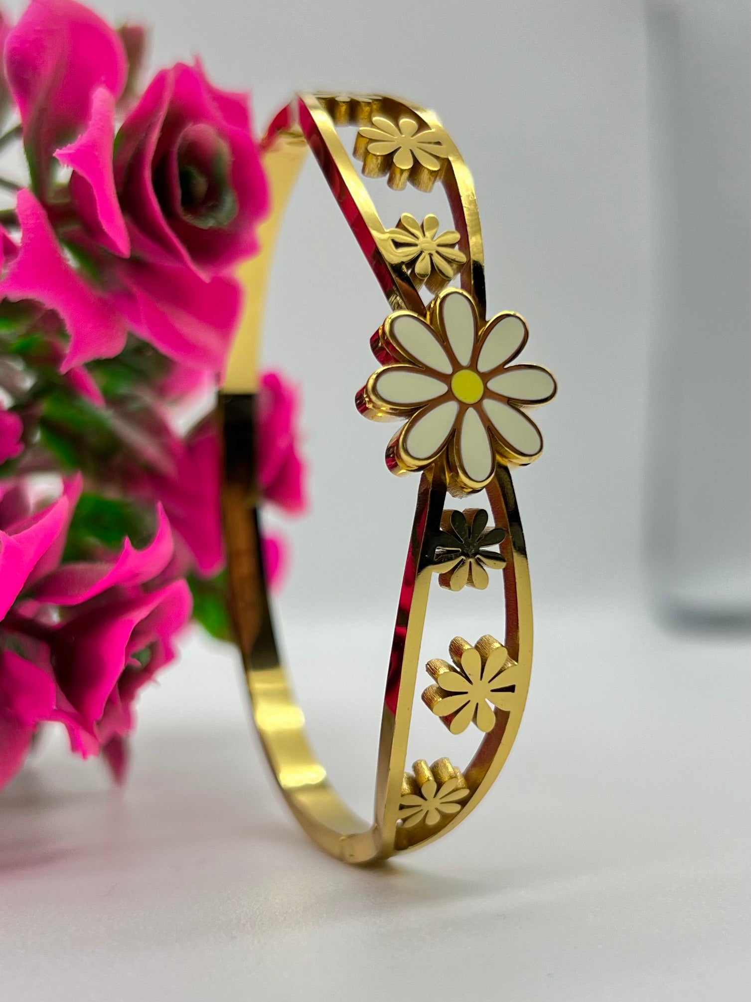 Daisy Flower Bangle Bracelet - Gold Floral Cut-Out Design