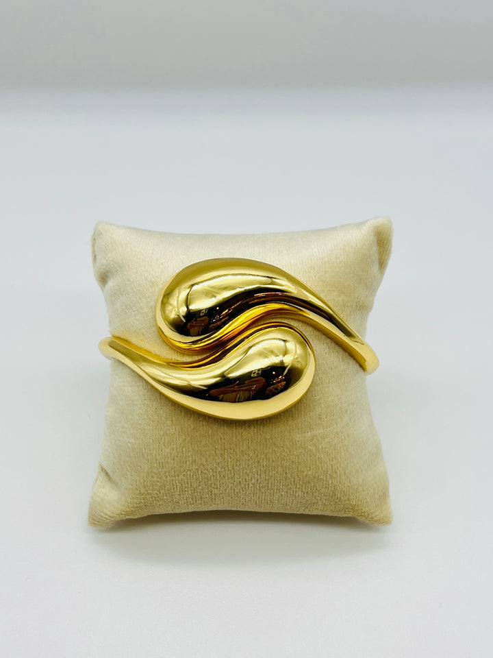 Sculpted Gold Teardrop Bracelet for Women – Modern Luxury Jewelry