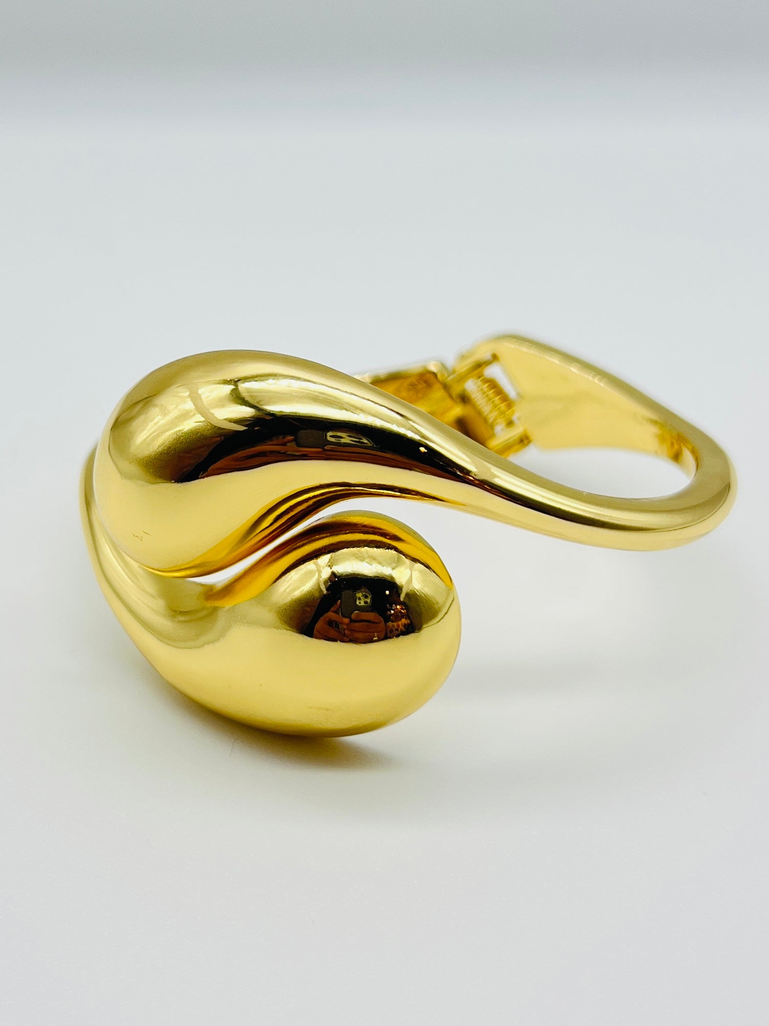 Sculpted Gold Teardrop Bracelet for Women – Modern Luxury Jewelry
