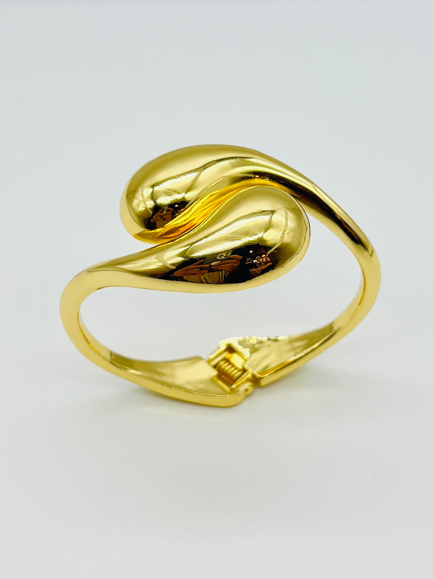 Sculpted Gold Teardrop Bracelet for Women – Modern Luxury Jewelry