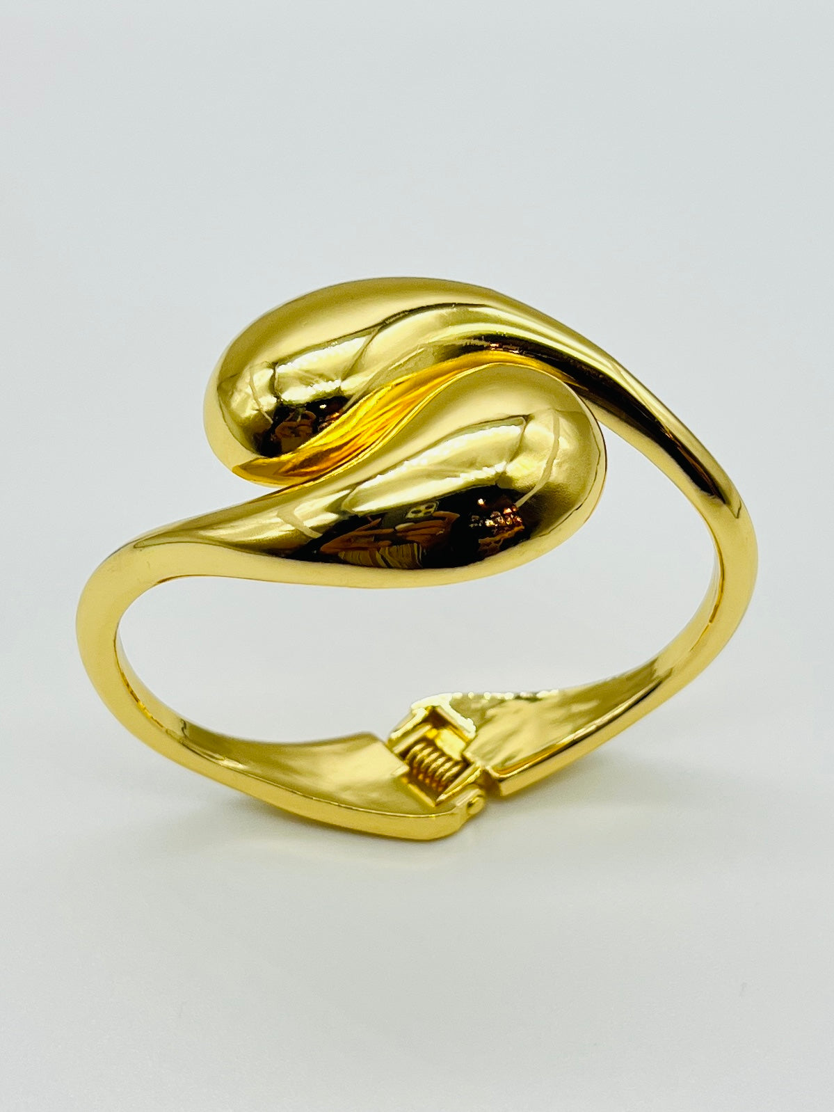 Sculpted Gold Teardrop Bracelet for Women – Modern Luxury Jewelry