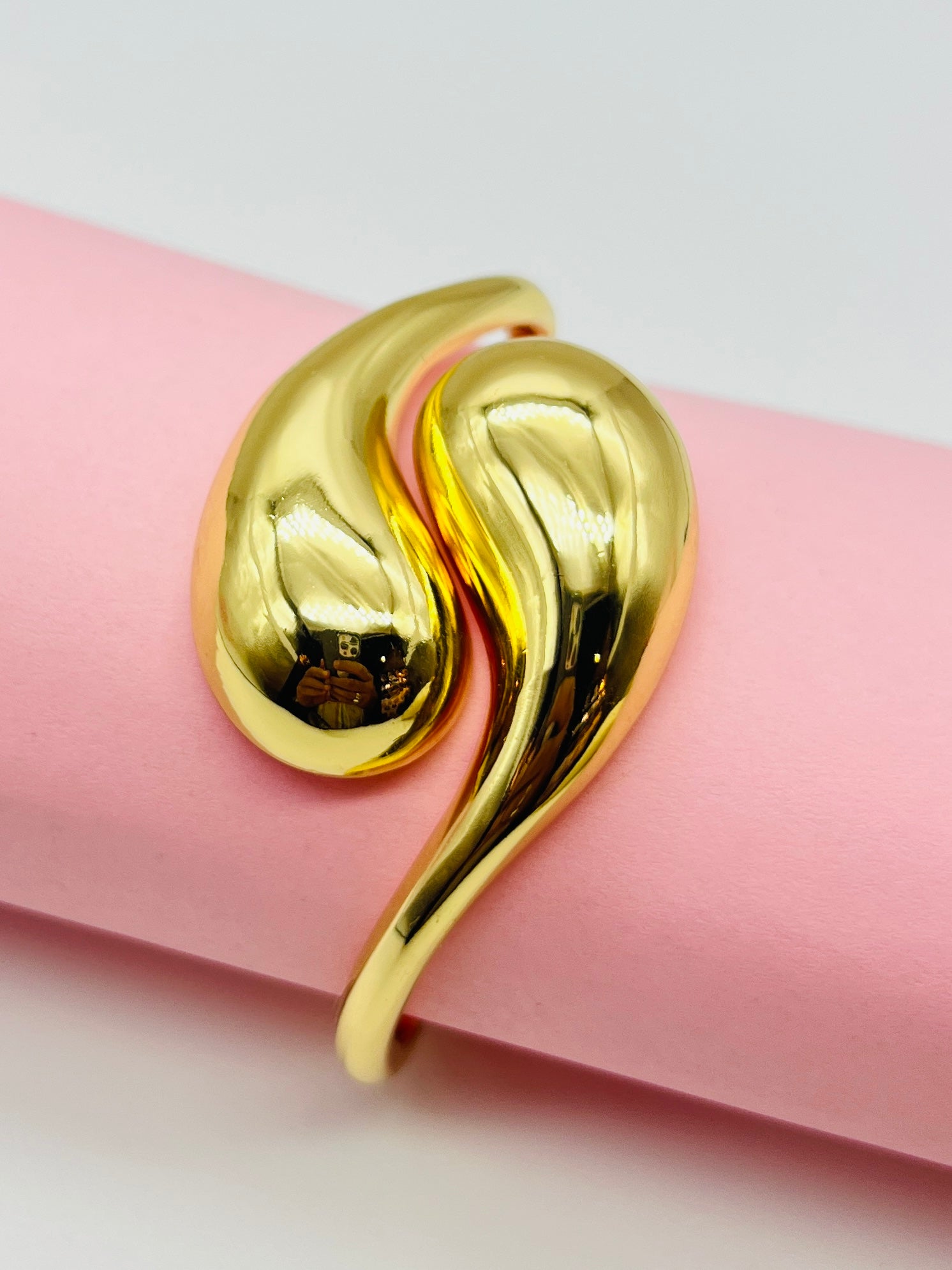 Sculpted Gold Teardrop Bracelet for Women – Modern Luxury Jewelry
