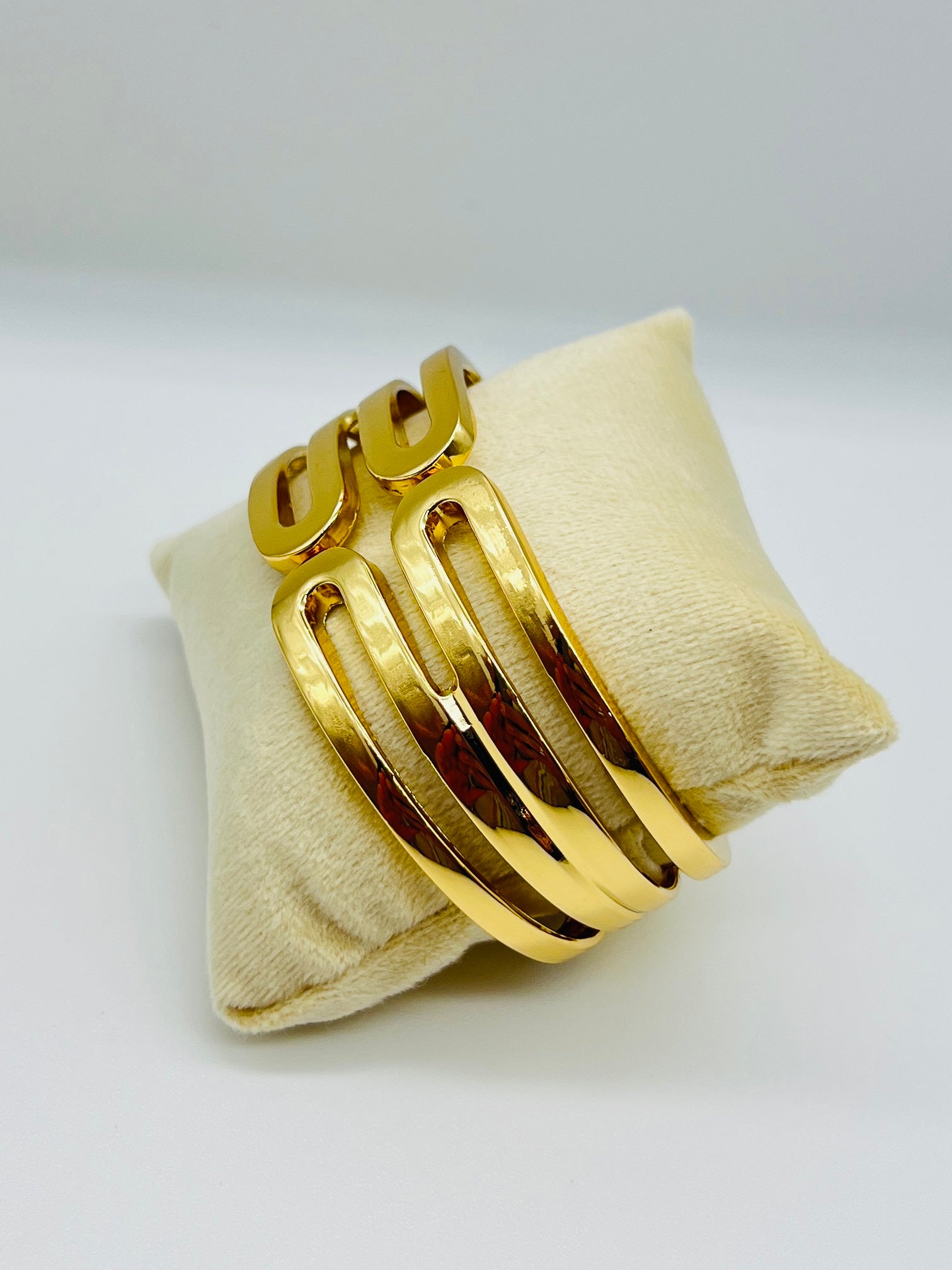Elegant Gold Geometric Hinged Bangle Bracelet for Women – Modern Festive Wear